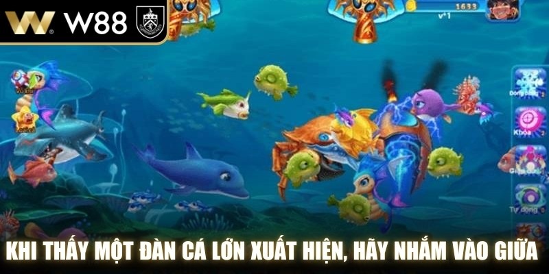 Khi thấy một đàn cá lớn xuất hiện, hãy nhắm vào giữa đàn để xả đạn.